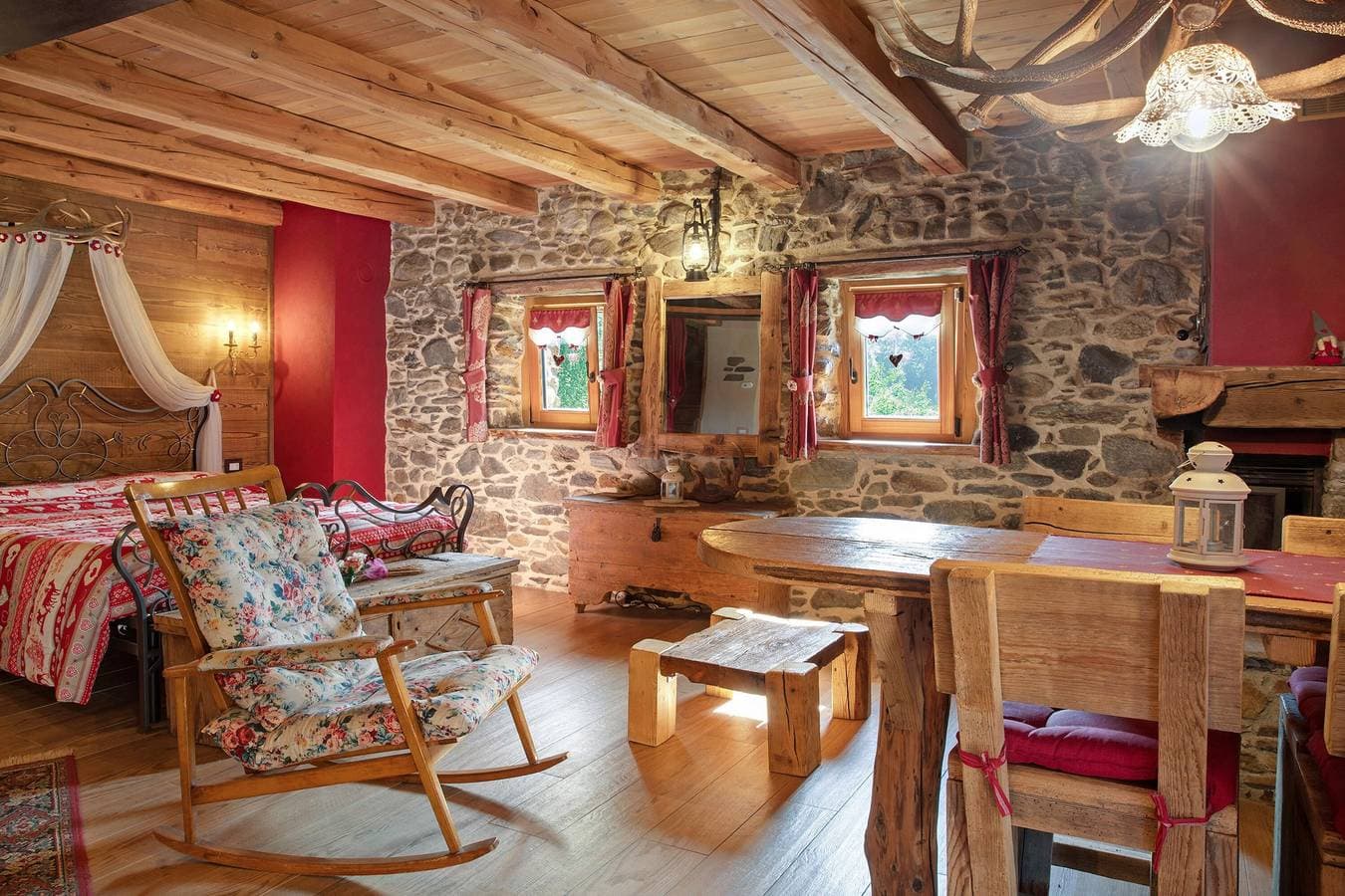 Foto 2 von 33: Deluxe-Zimmer „Chalet Cuore Selvatico“ mit Bergblick, Terrasse und privatem Garten