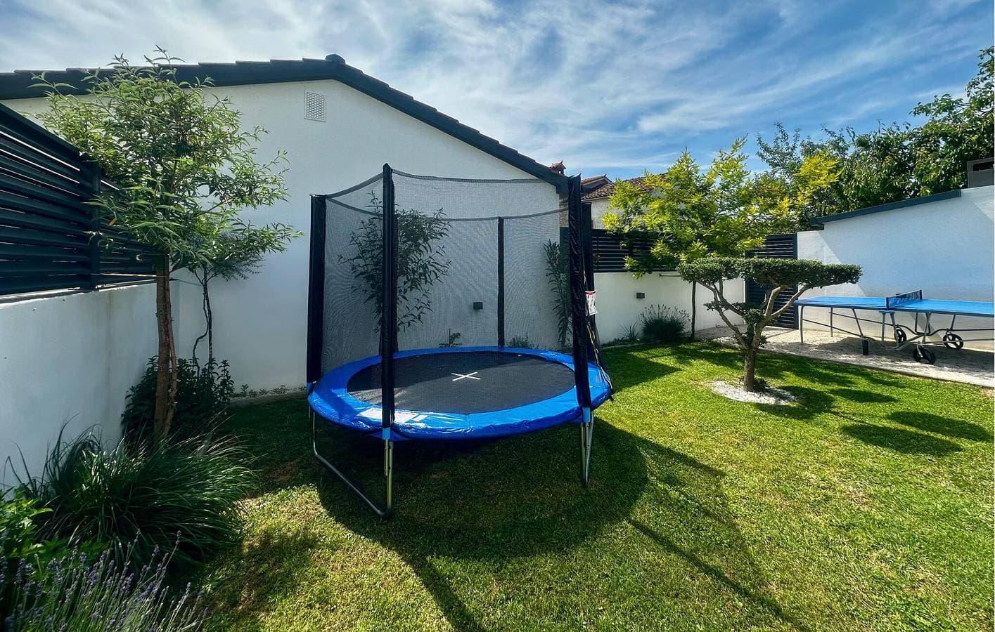 Foto 9 von 40: Charmante Unterkunft, 2,5 km vom Stadtzentrum entfernt: Rückzugsort am Pool mit WLAN und Terrasse
