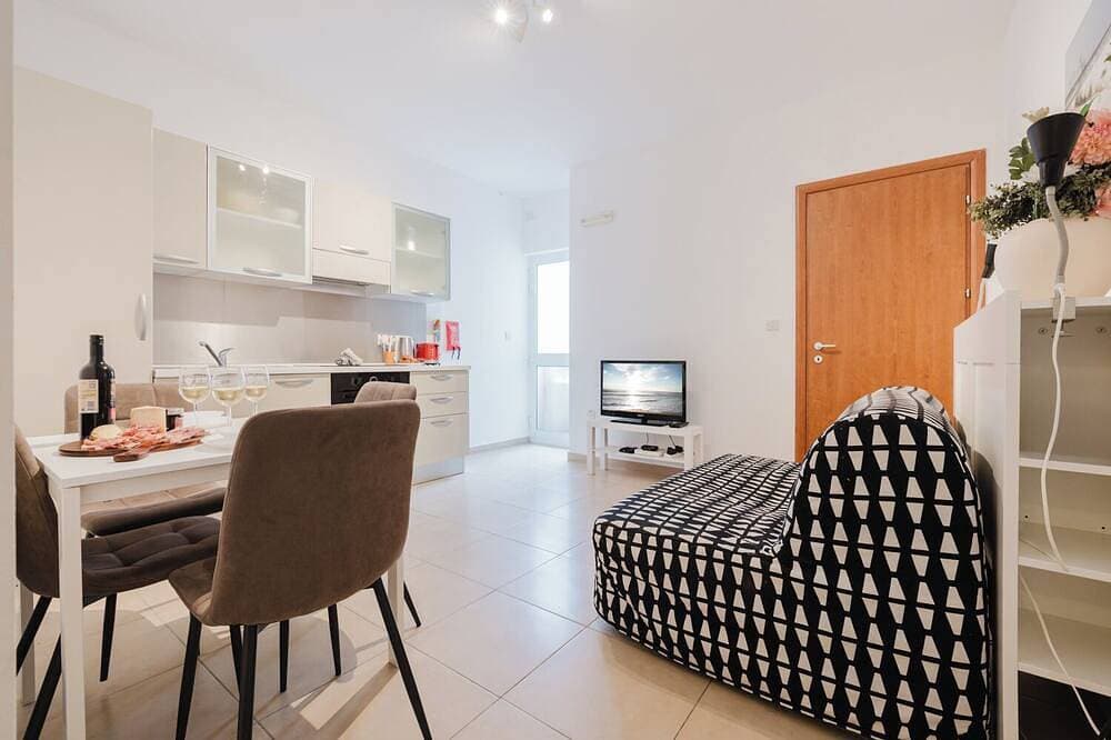 Modern 1-bedroom apartment ideally located near Balluta Bay and Sliema’s promenade. Includes a sofa ... 1