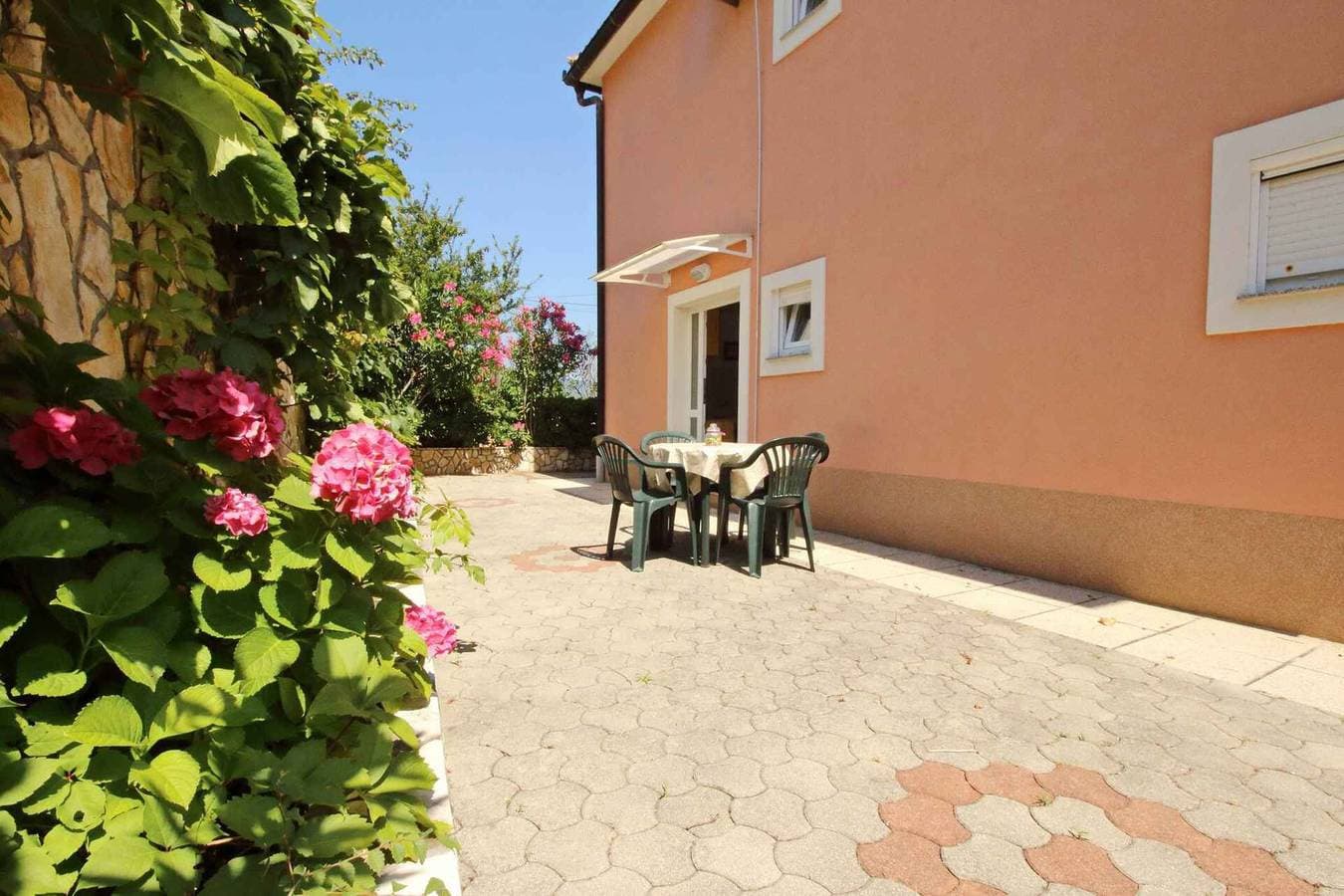 Foto 3 von 22: Ferienwohnung mit Klimaanlage und Terrasse