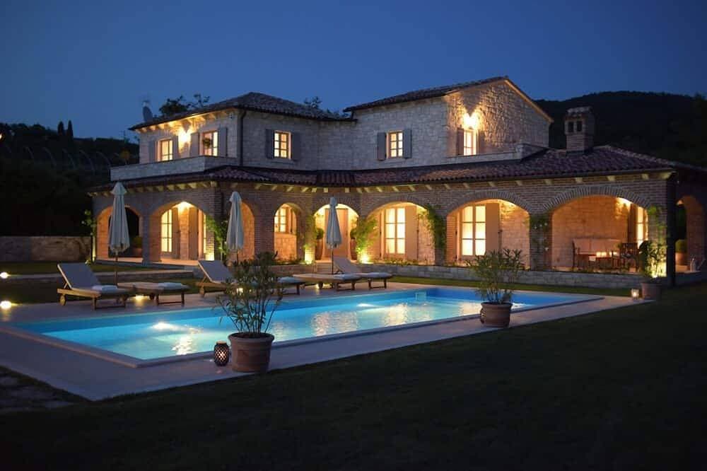 Luxus-Villa mit großem beheizten Pool und Spielzimmer 1