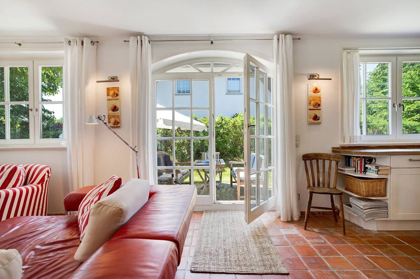 Foto 4 von 29: Ferienhaus "5 Sterne Reetdachhaus Wildröschen" mit privaten Terrassen, Garten und WLAN