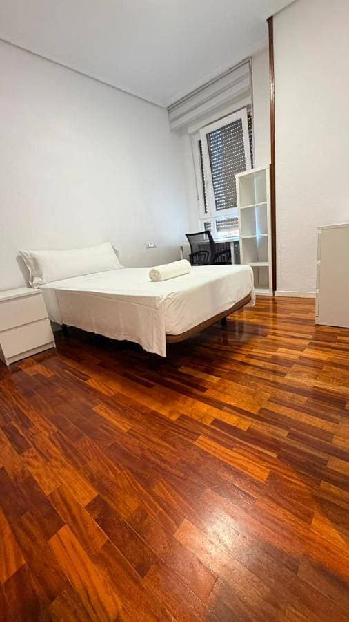 Foto 3 von 18: Four-Bedroom Apartment with Balcony