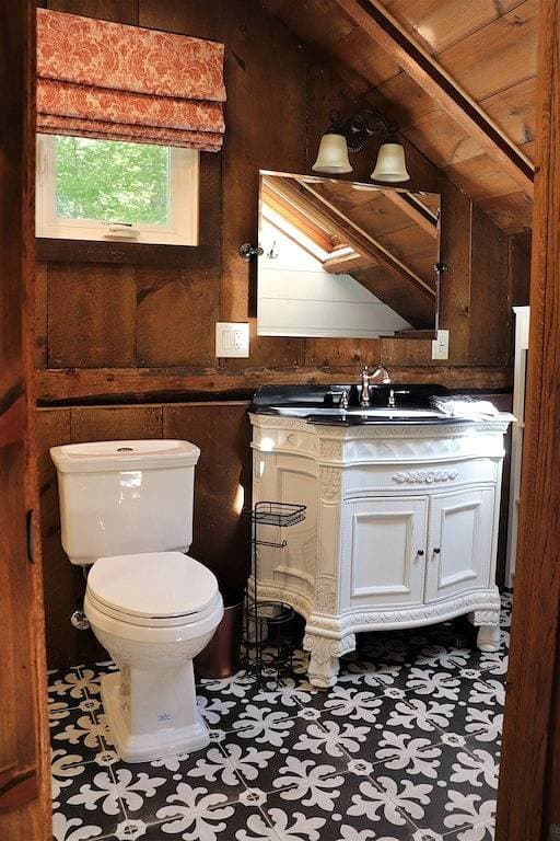 Foto 9 von 38: Creekside Camp. Entspannen im Whirlpool am Bach - Vermont Stil