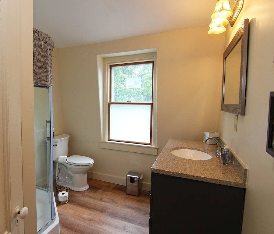 Foto 4 von 21: Renovated downtown Bar Harbor apartment, park and walk to shops and restaurants.