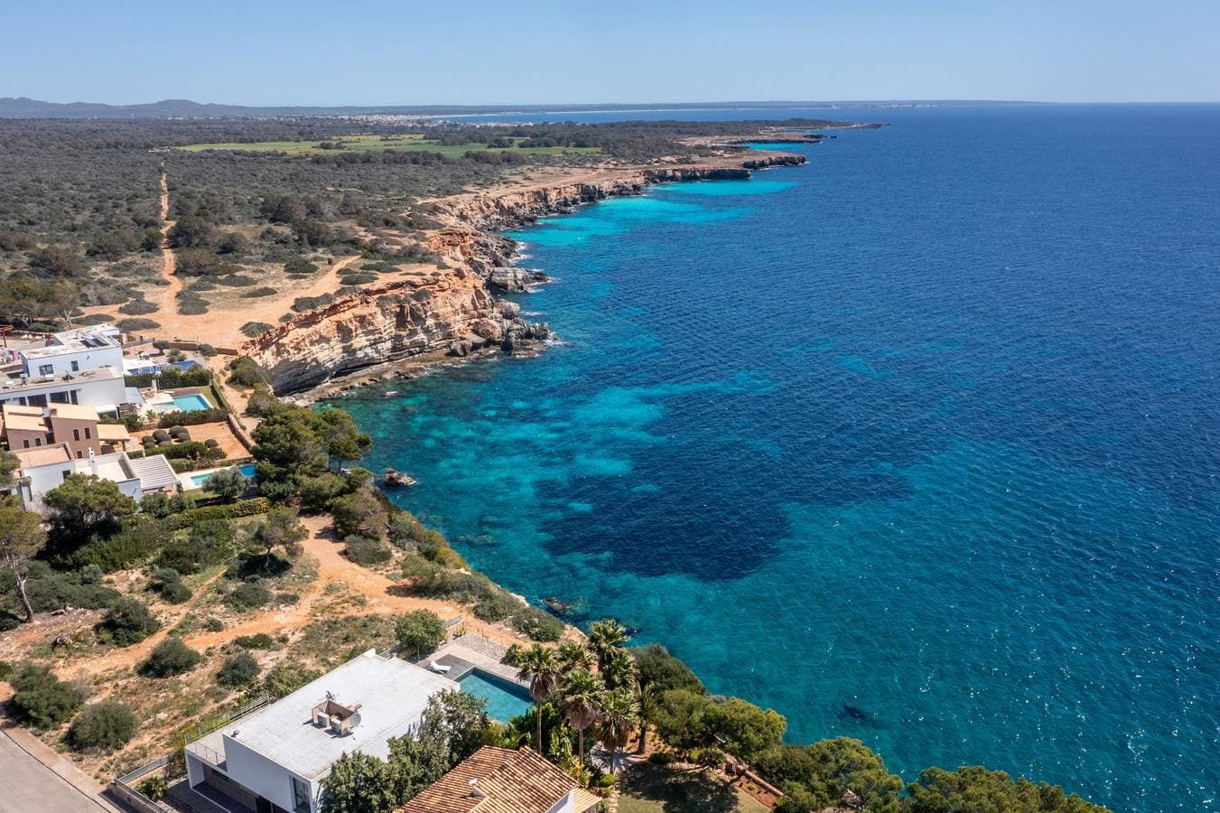 Foto 4 von 39: Pool with Sea Views - Villa Es Pas