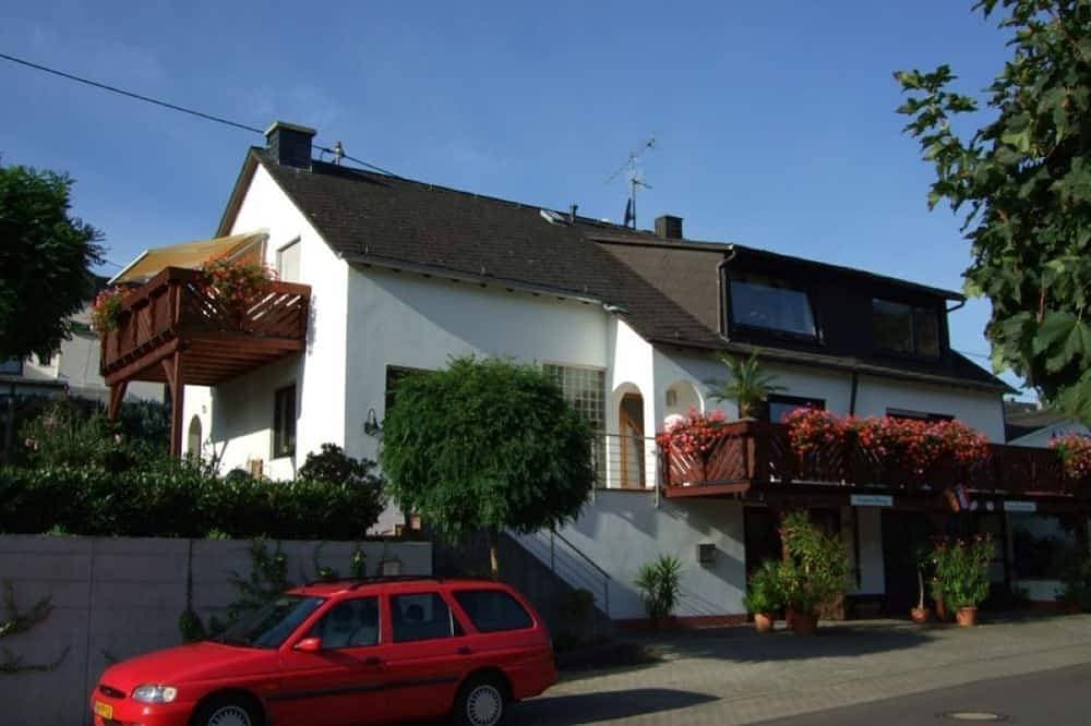 Foto 5 von 24: Moselstrand 2  einmalig schöne Lage direkt an der Mosel,   am Moselradweg      g