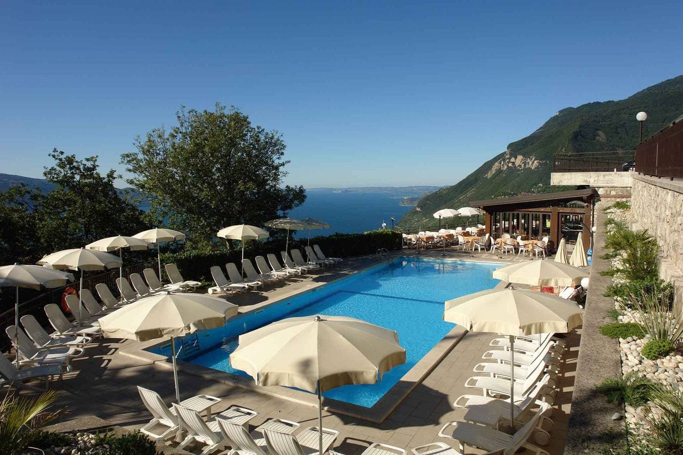 Foto 3 von 27: Ferienwohnung mit Seeblick und Pool