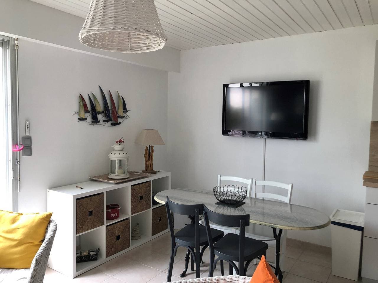 Foto 8 von 27: Gemütliches Studio, 50m vom Strand, helles Wohnzimmer, Südterrasse, Parkplatz, nah zu Geschäften.