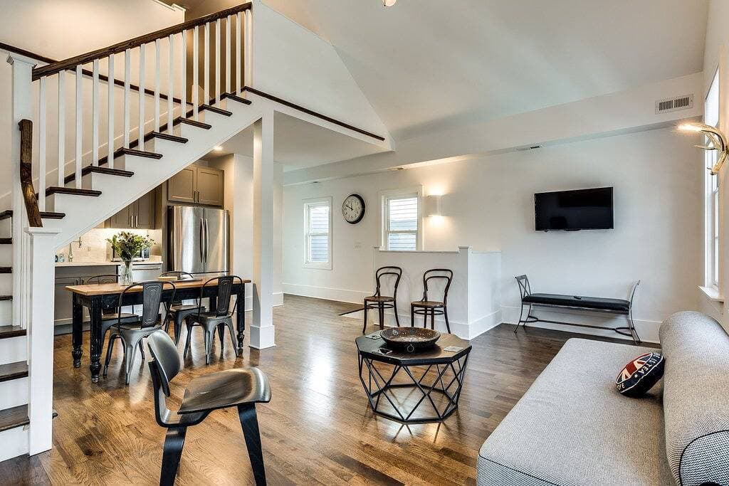 Foto 13 von 17: Old Town Chicago at it's finest! Pet Friendly & Recently Renovated Top-Floor Condo Has Everything You Need for a Perfect Windy City Getaway by AllSet Turnover