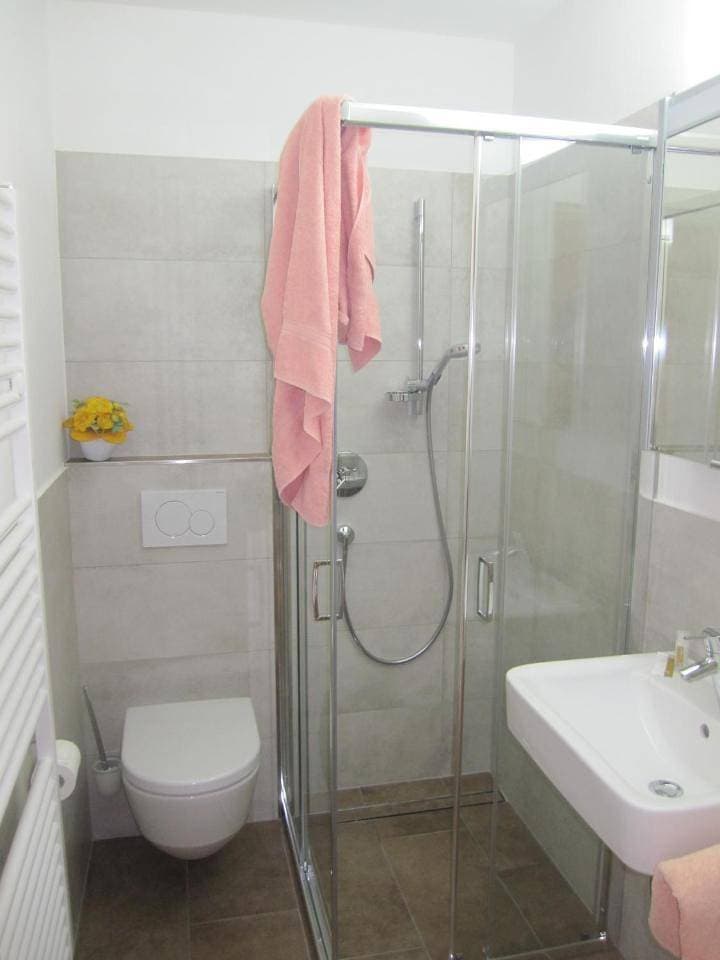 Foto 8 von 9: Small Double Room