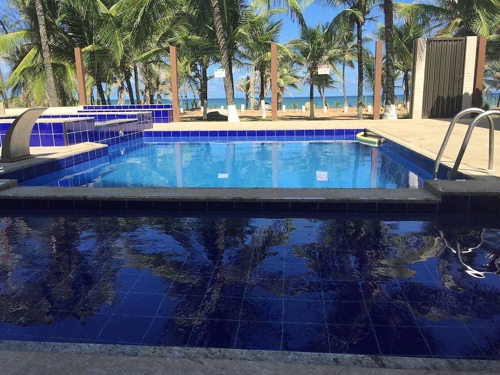 Foto 10 von 19: Haus mit Füßen im Sand, Flamengo Strand