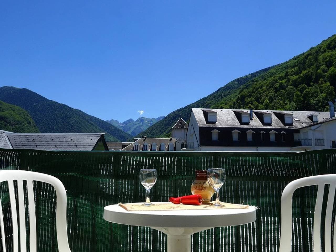 Sonnige Ferienwohnung für 4 Pers. in Luchon – 2 Balkone, Parkplatz, nahe Thermen und Geschäften 1