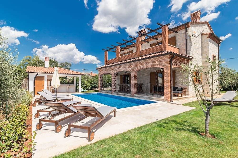 Villa Ingrid mit großem Pool in der Nähe von Porec 1