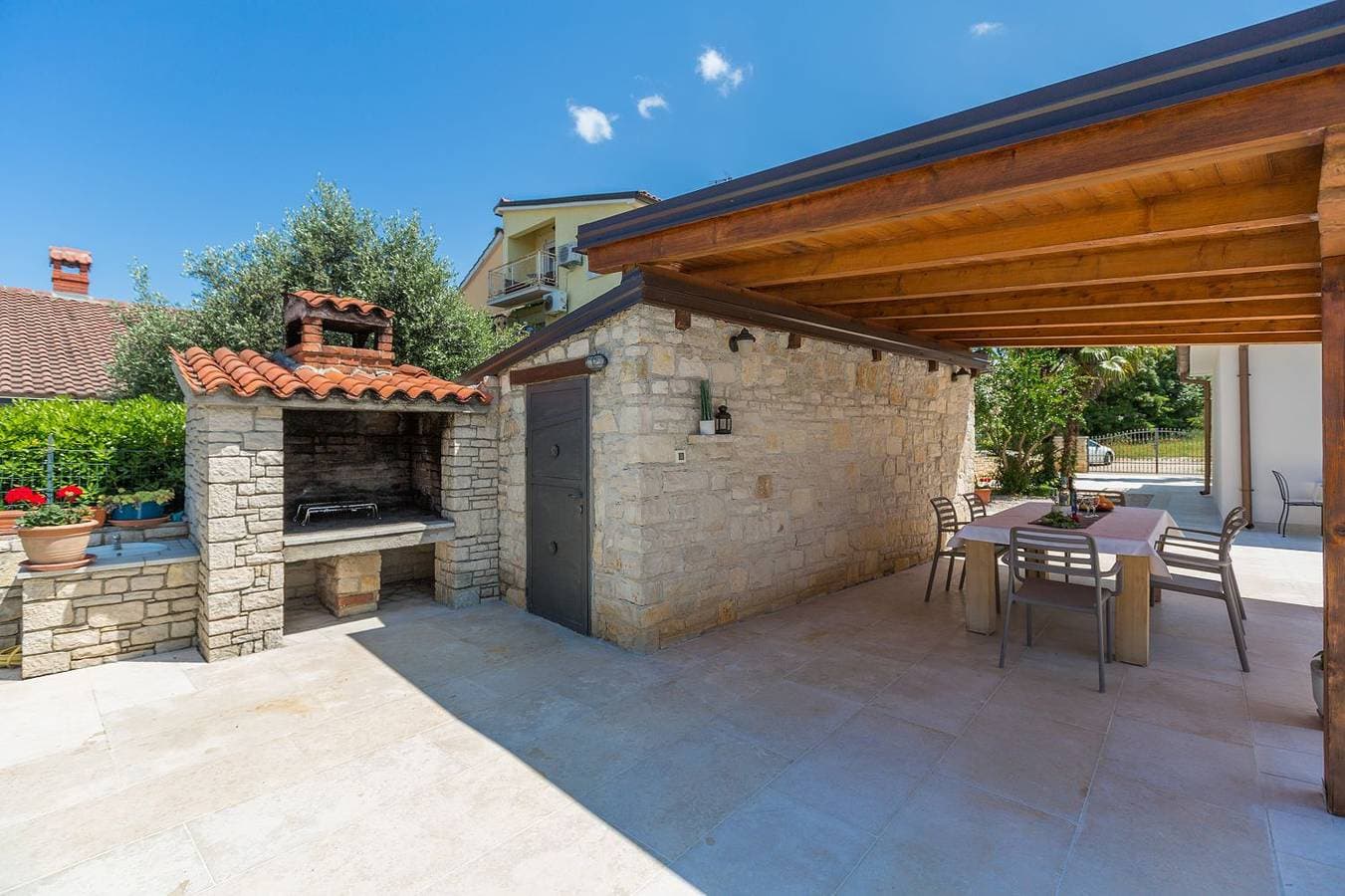 Foto 8 von 26: Mediterranes Apartment mit 60m2 Pool, BBQ-Bereich, Liegen, Waschmaschine