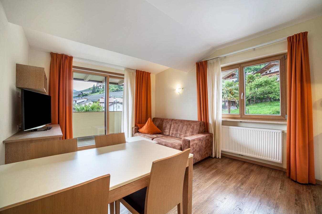 Foto 3 von 21: Ferienwohnung "Mignon 11" mit Bergblick, gemeinsamem beheizten Innenpool und WLAN