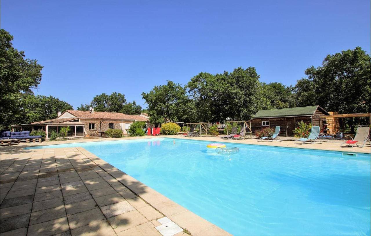 Foto 13 von 36: Six-Bedroom Holiday Home