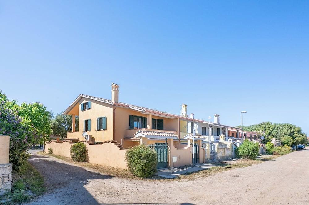 Foto 10 von 30: Just 50 steps from the beach: Vacation Home for 9 Guests & BBQ