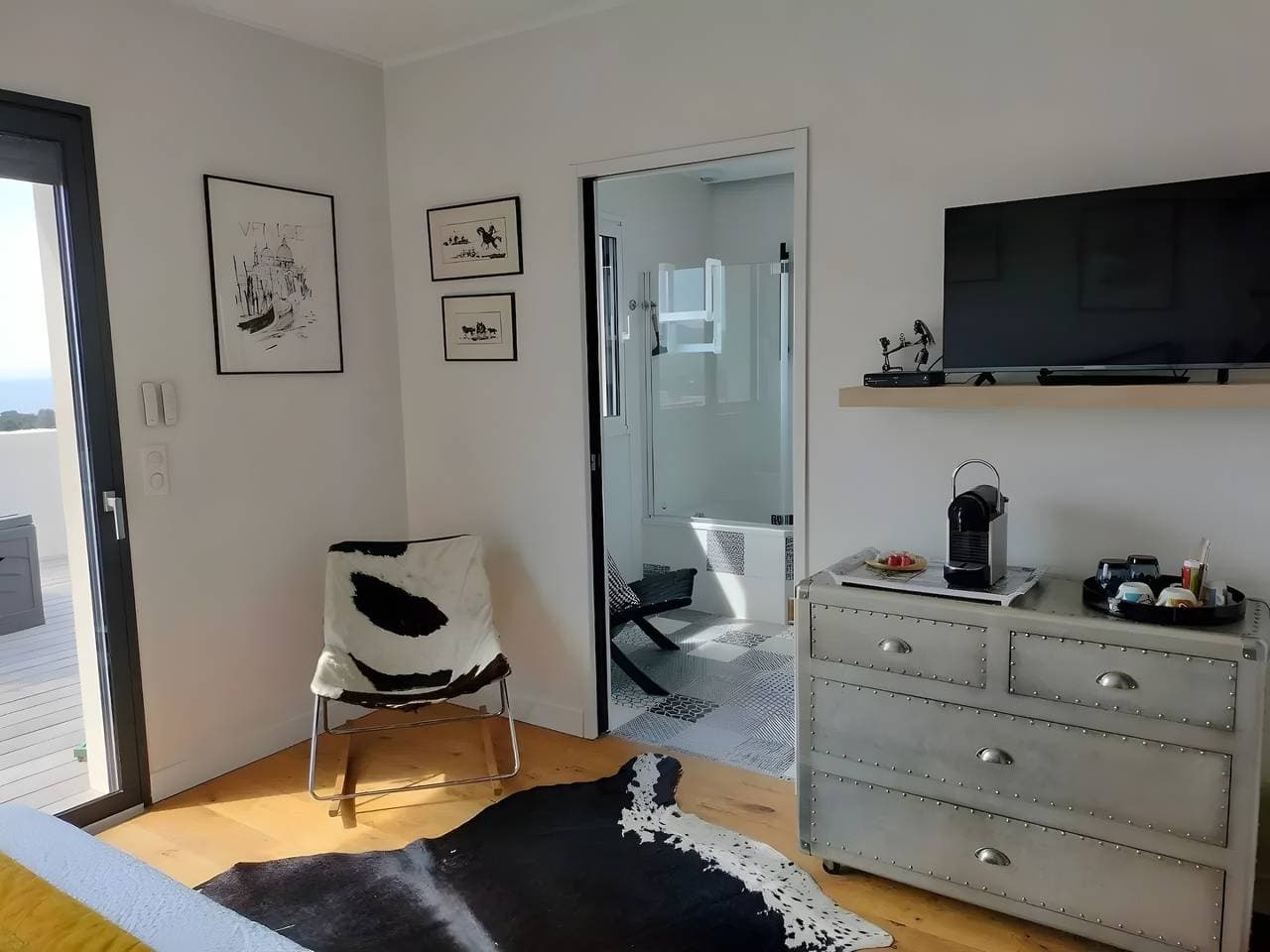 Foto 5 von 27: Gästezimmer „Chambre Atelier“ mit Meerblick, WLAN und Klimaanlage