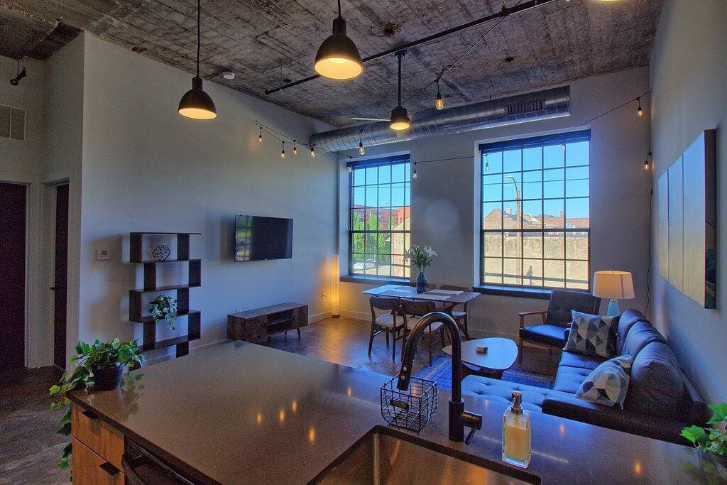 Foto 11 von 23: Chic Ultramodern Loft Suite w/ Designer Features