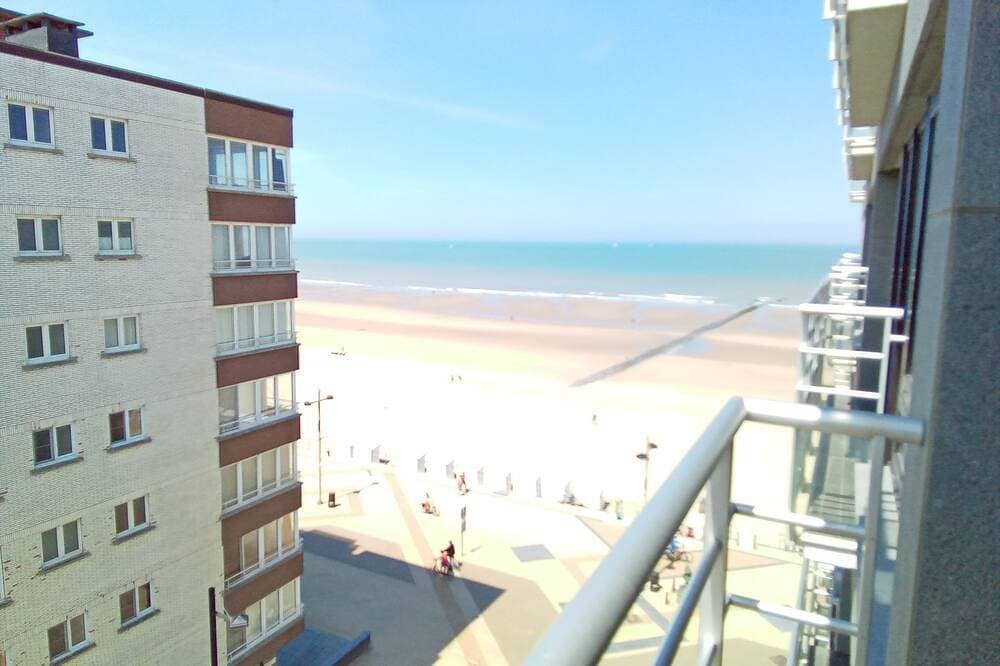 Pleasant studio with side sea view 1
