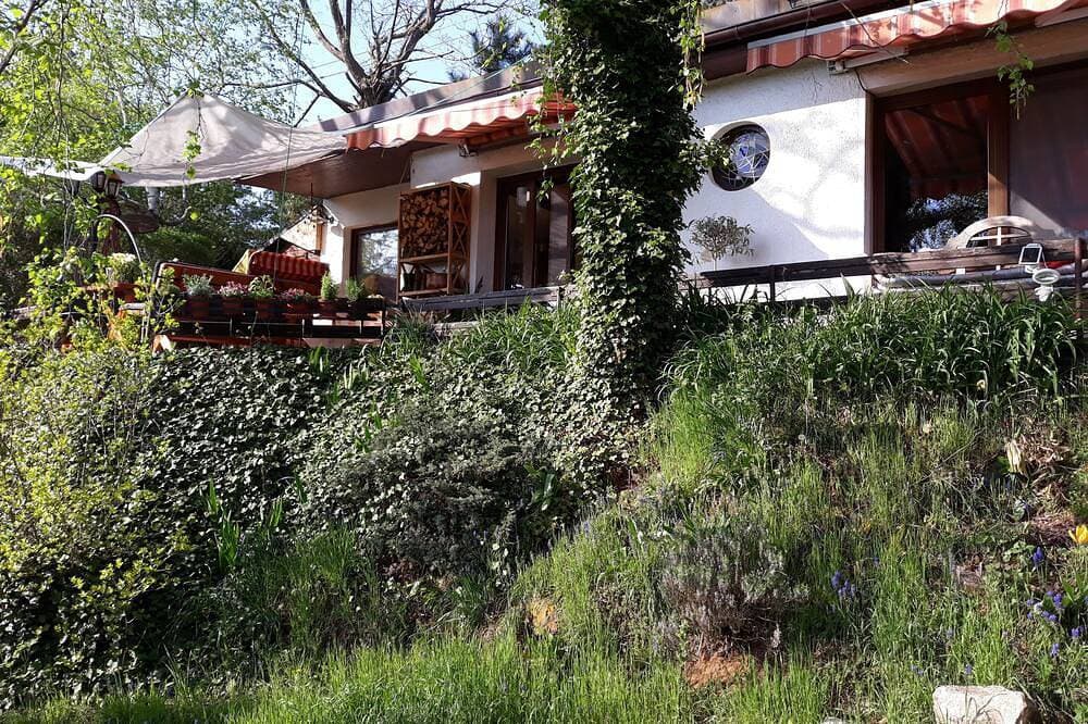 Foto 8 von 15: Bungalow am Stadtrand  mit Terrasse unter Altbaumbestand