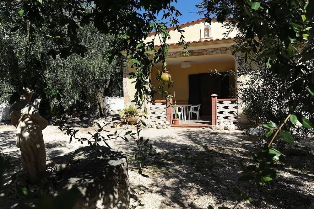 Foto 10 von 29: Komplett eingezäunt in einer fantastischen Agrumeto Villa umgeben