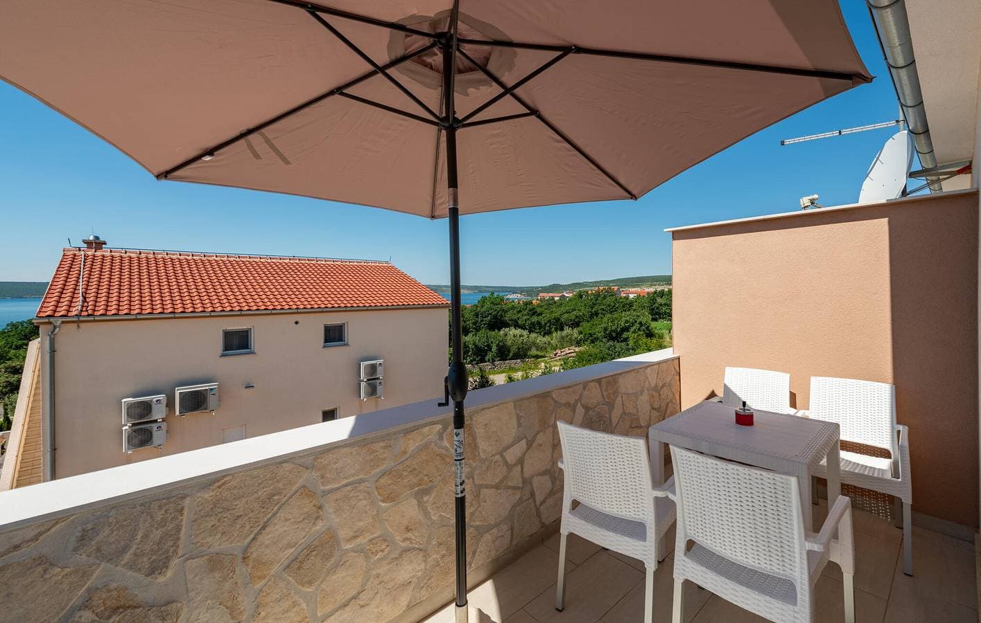 Foto 8 von 29: Urlaub am Meer: Gemütliche Ferienwohnung mit Terrasse, Küche und Parkplatz
