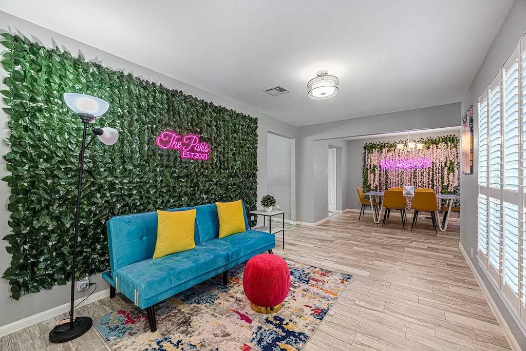 Foto 7 von 37: The Paris- Colorful 3Bedroom 2Bath Sfh w/Heated Pool Available