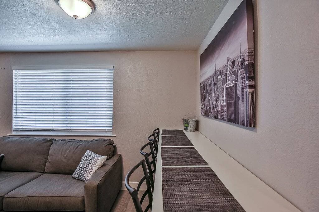 Foto 9 von 23: Modern private in desirable neighborhood