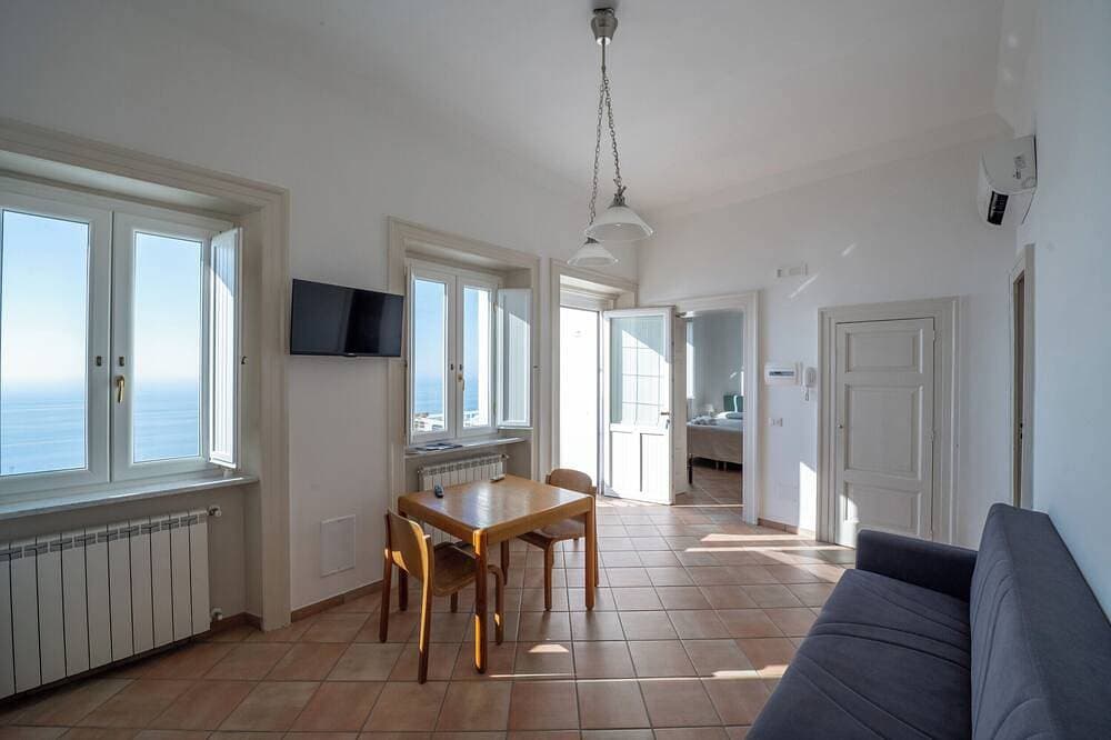 Foto 8 von 12: Lady Gilda Terrasse mit Blick aufs Meer