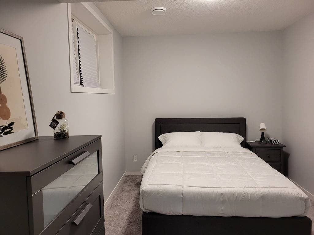 Foto 6 von 19: Affordable Luxury – 2-Bedroom Suite in Wolf Willow, Calgary!