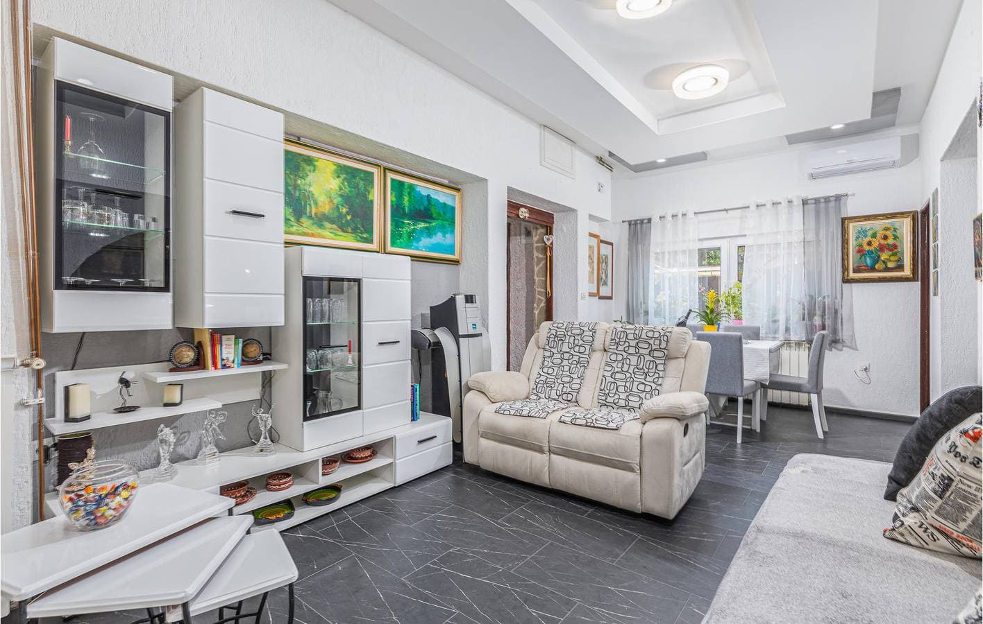 Foto 5 von 39: Charmante 70 m² große Wohnung mit Pool, WLAN und Parkplatz, nur wenige Schritte vom Zentrum von Jursici entfernt