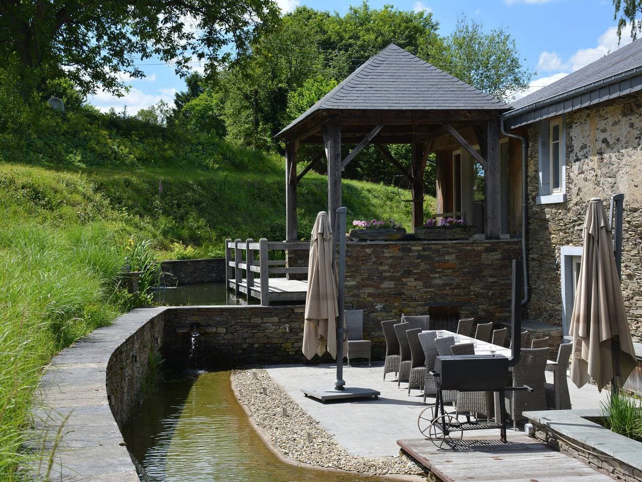 Ferienhaus in Bièvre nahe Wald und Teich 1