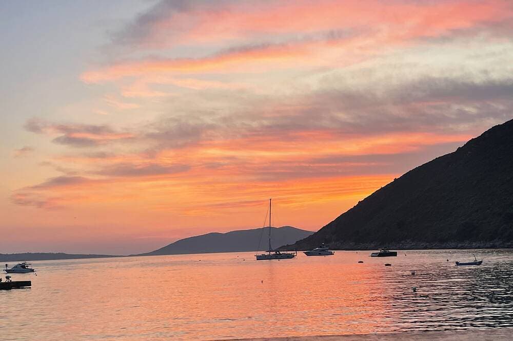 Foto 12 von 20: Entspannen Sie sich weit weg vom Alltag und wachen Sie mit Meerblick und montenegrinischem Charme auf