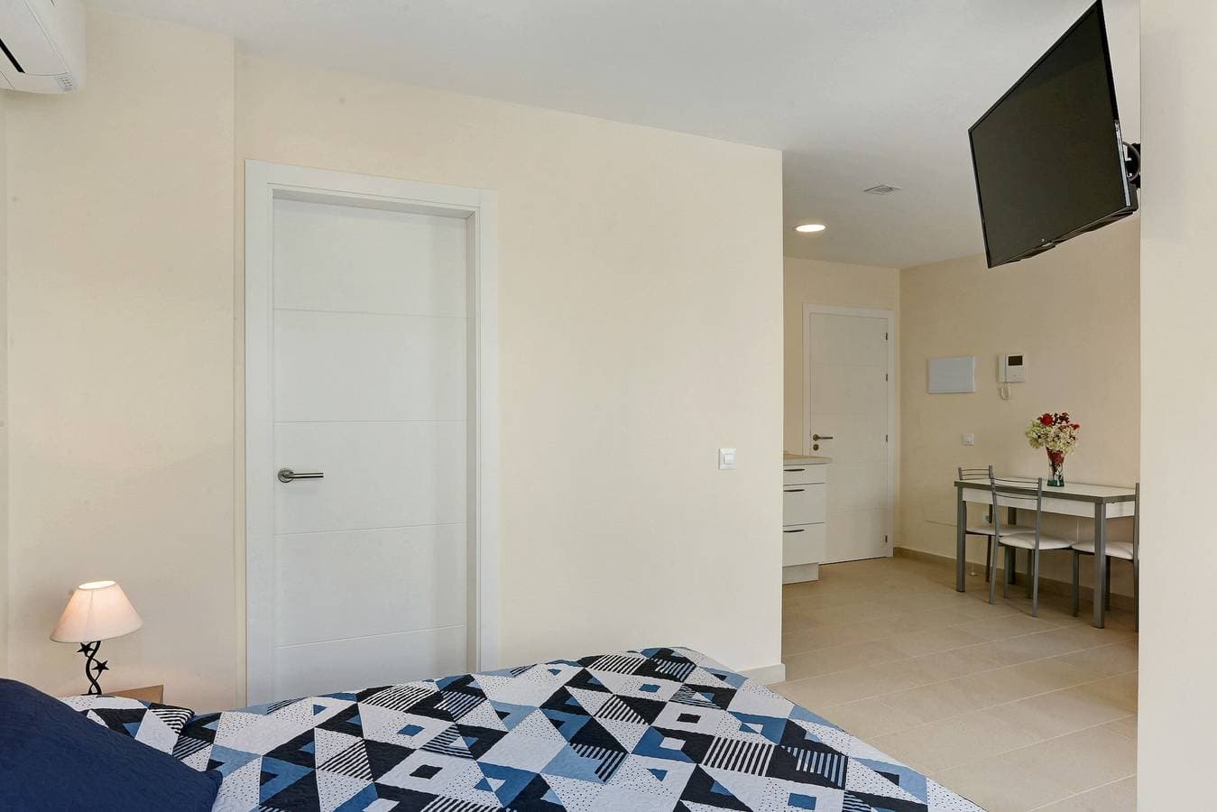 Foto 5 von 18: Apartment Albamar 1D mit Bergblick, WLAN, Klimaanlage und Balkon