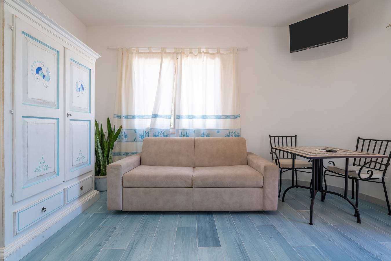 Foto 5 von 27: Einzimmerapartment 'Villa Erica Appartamento Lesley' mit Bergblick, WLAN und Klimaanlage