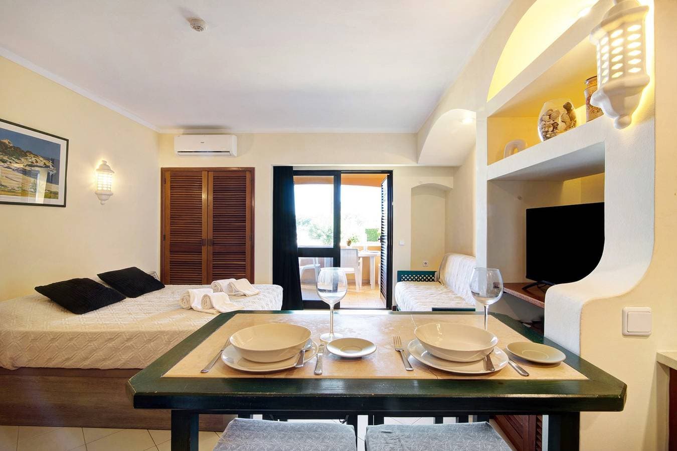 Foto 10 von 22: Studio "Belavista House" mit Privater Terrasse, Gemeinschaftspool und WLAN