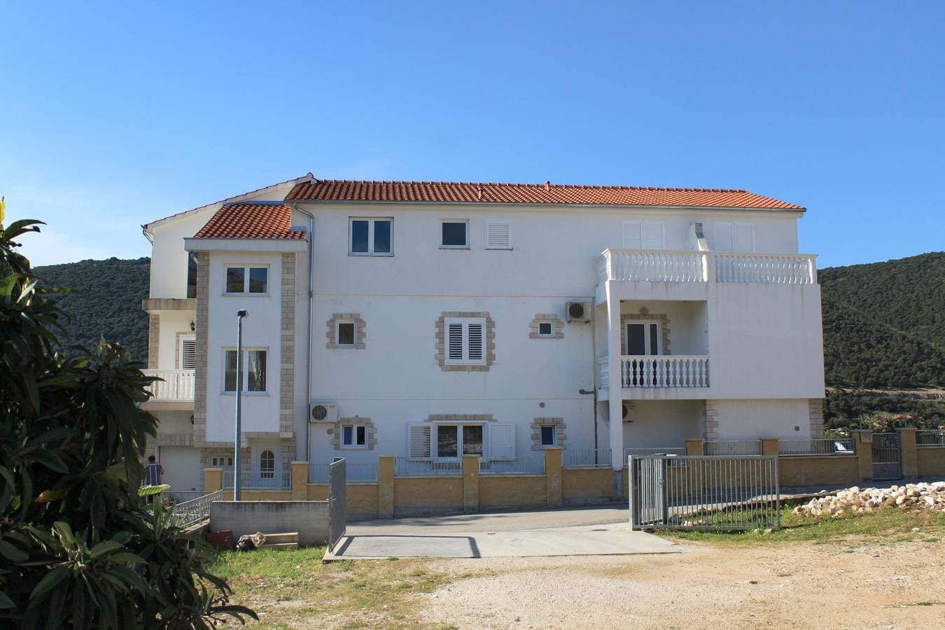 Foto 5 von 25: 2-Zimmer-Ferienwohnung mit Terrasse und Meerblick Grebastica, Sibenik -a