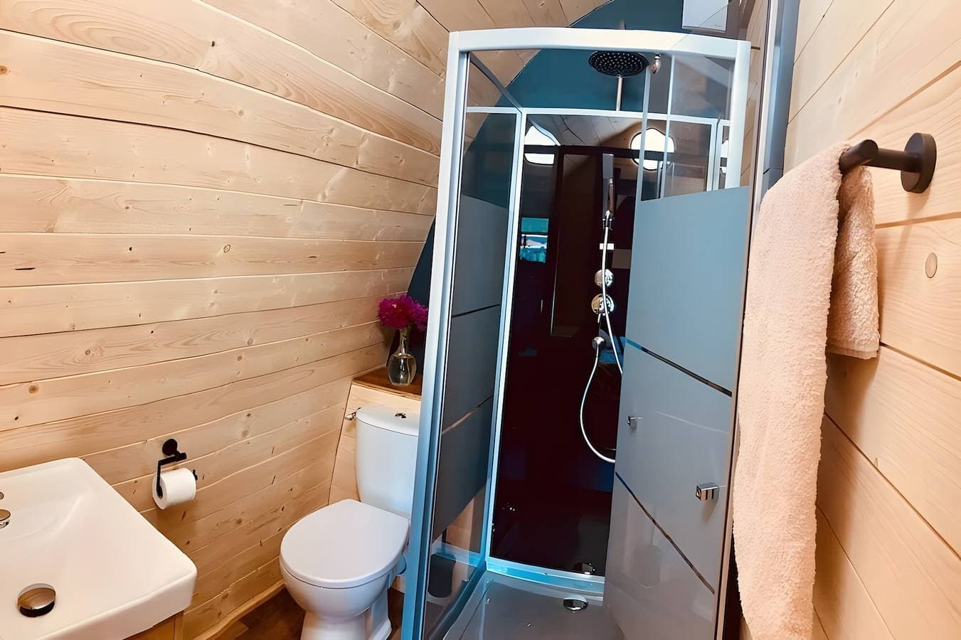 Foto 9 von 25: Ferienhaus 'Pod Insolite Nature – Blick ins Grüne' mit privater Terrasse, WLAN & Klimaanlage