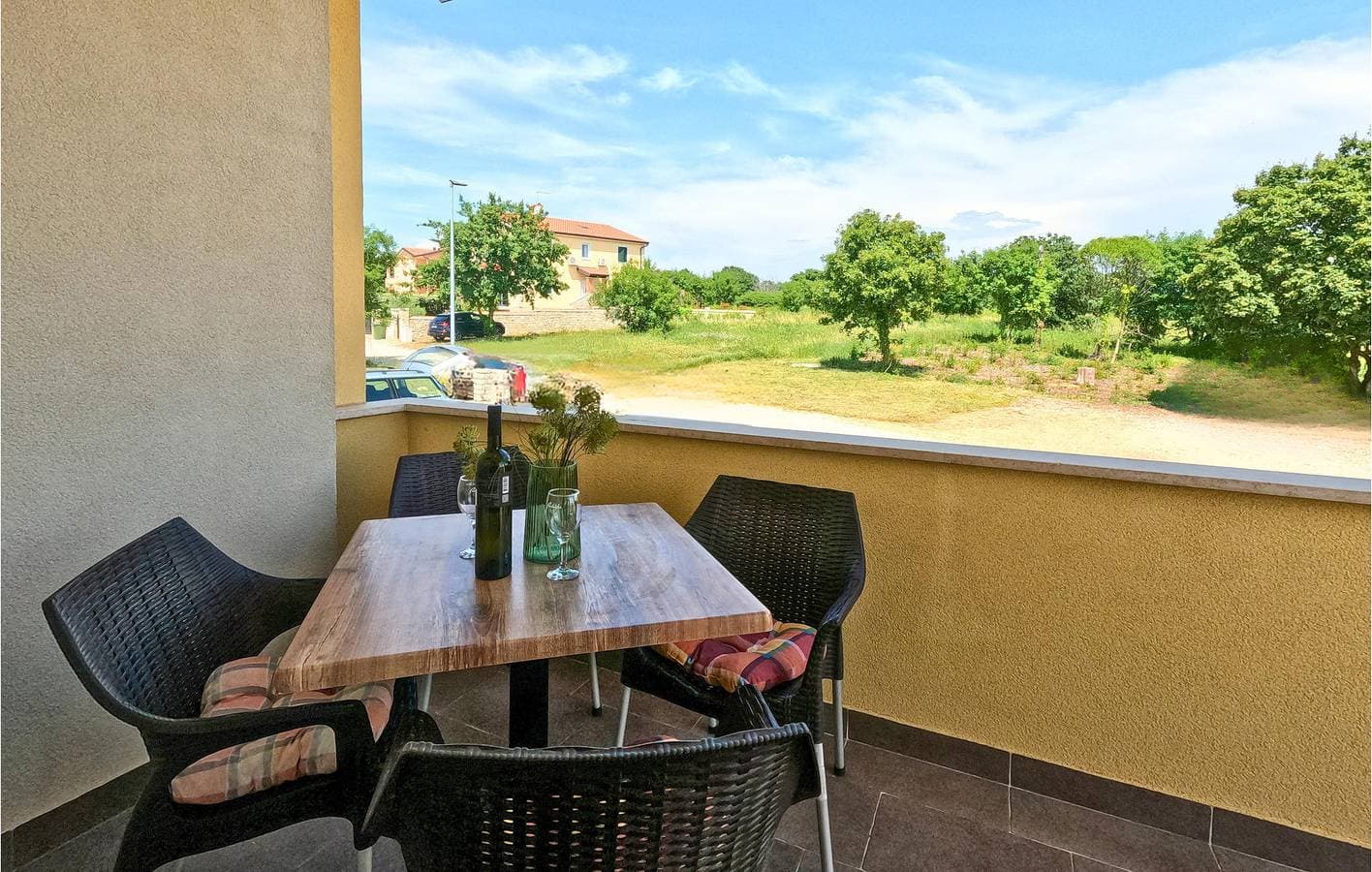Foto 3 von 19: Gemütliches Apartment mit Terrasse, 100 m von der Küste und dem Stadtzentrum entfernt, mit Parkplatz