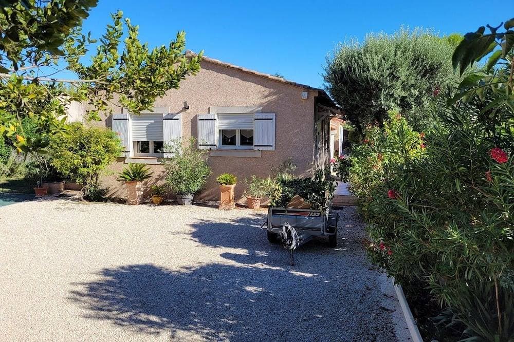 Villa meublée de Tourisme *** for 2 pers. Quiet area with trees, Parking. 1