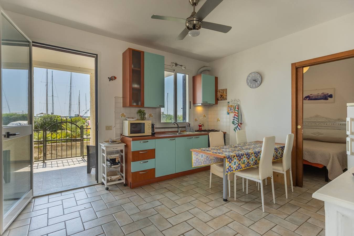 Foto 11 von 24: Ferienhaus 'Am Hafen – nur Schritte vom Meer' mit Meerblick, privater Terrasse & Klimaanlage