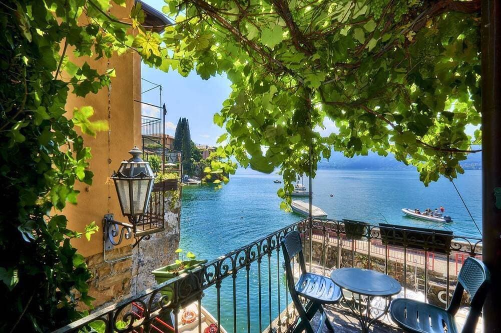 Casa Pergola on the lakeshore 1
