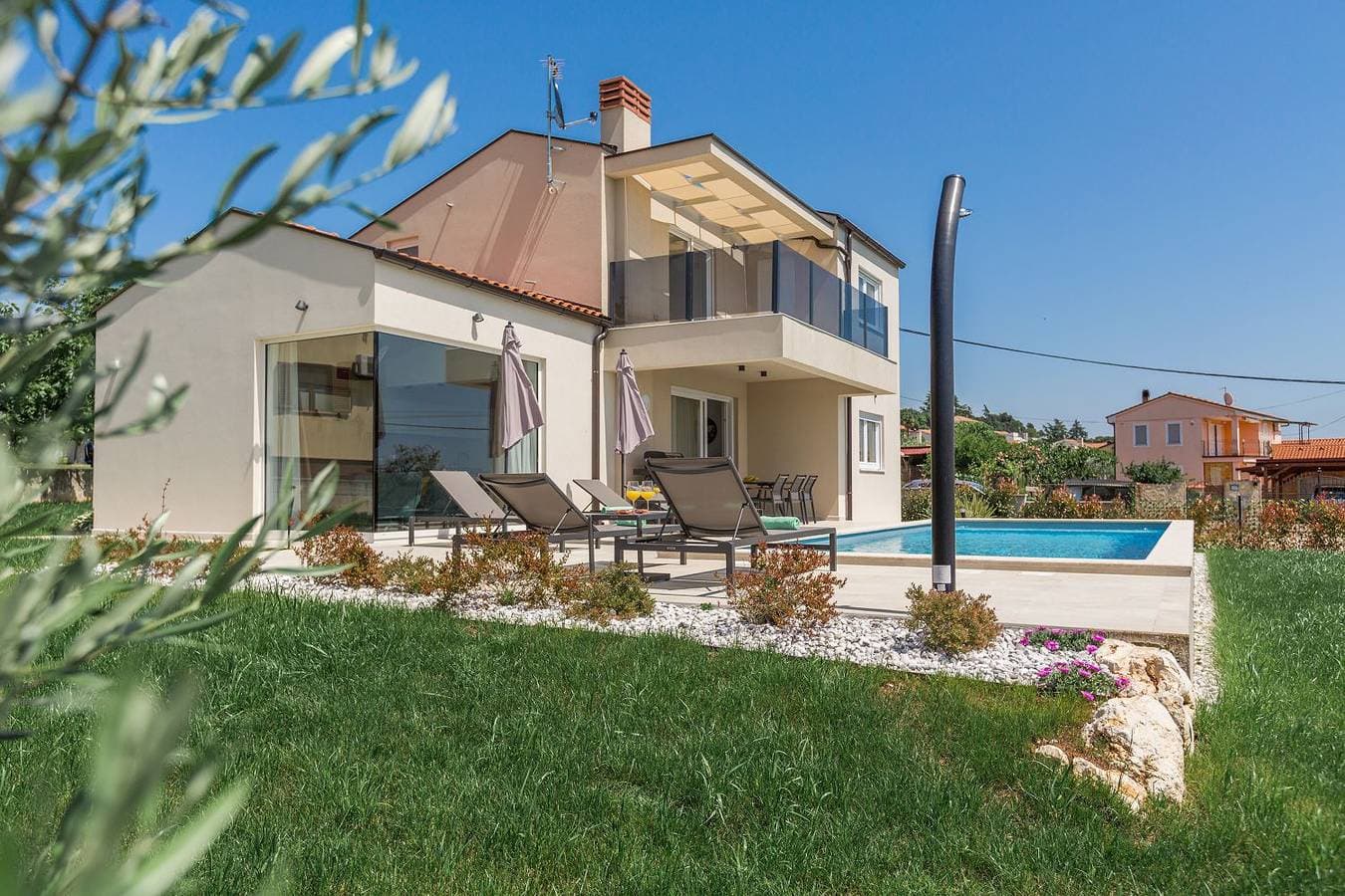 Foto 2 von 39: Neue und hundefreundliche Villa mit Panorama-Meerblick, Privatpool, Grillbereich, Babybett, Waschmaschine