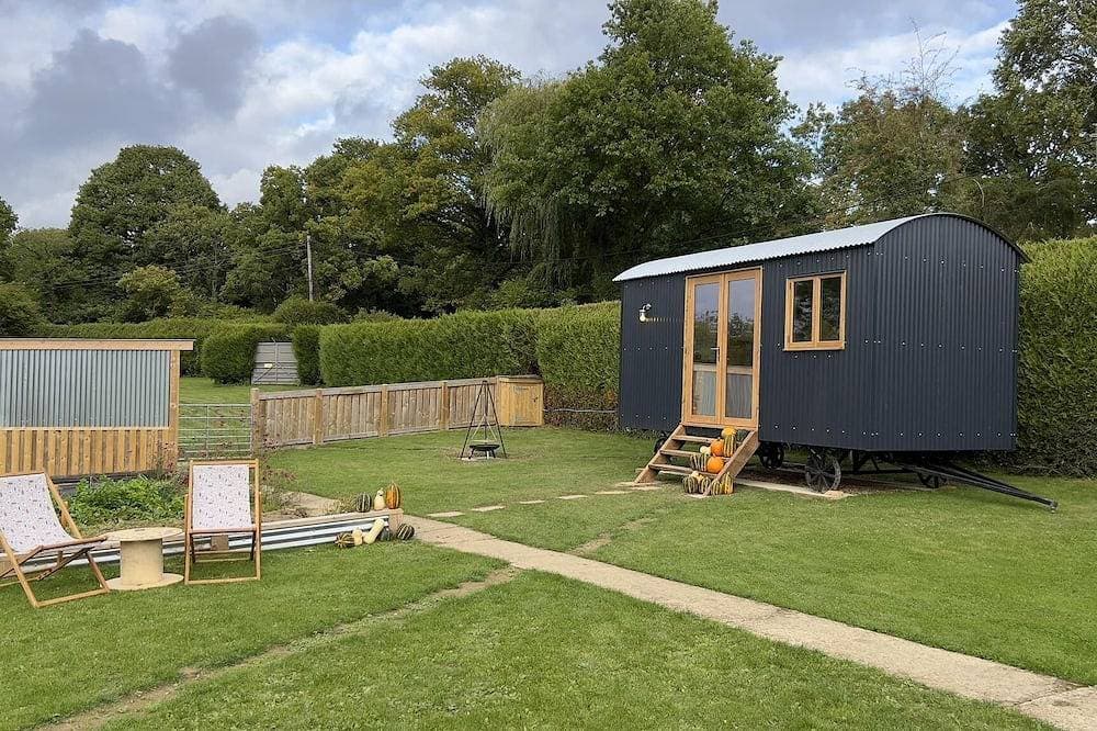Luxury Shepherds Hut, W/large Garden, Firepit, & Wi-fi @ Cedar Gables Campsite 1