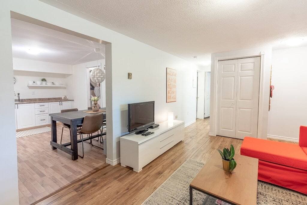 Foto 2 von 19: Quiet, large private backyard, fully equipped, dreamy beds!  Short or long term.