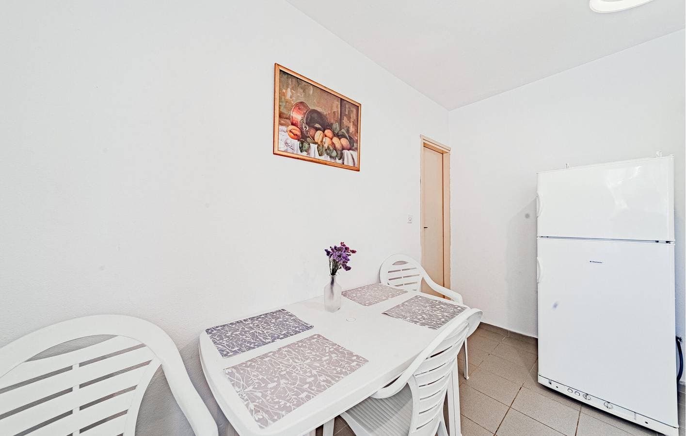 Foto 7 von 25: Gemütliche 2-Zimmer-Wohnung mit Terrasse und Küche, 2 km vom Strand Pavija Luka entfernt