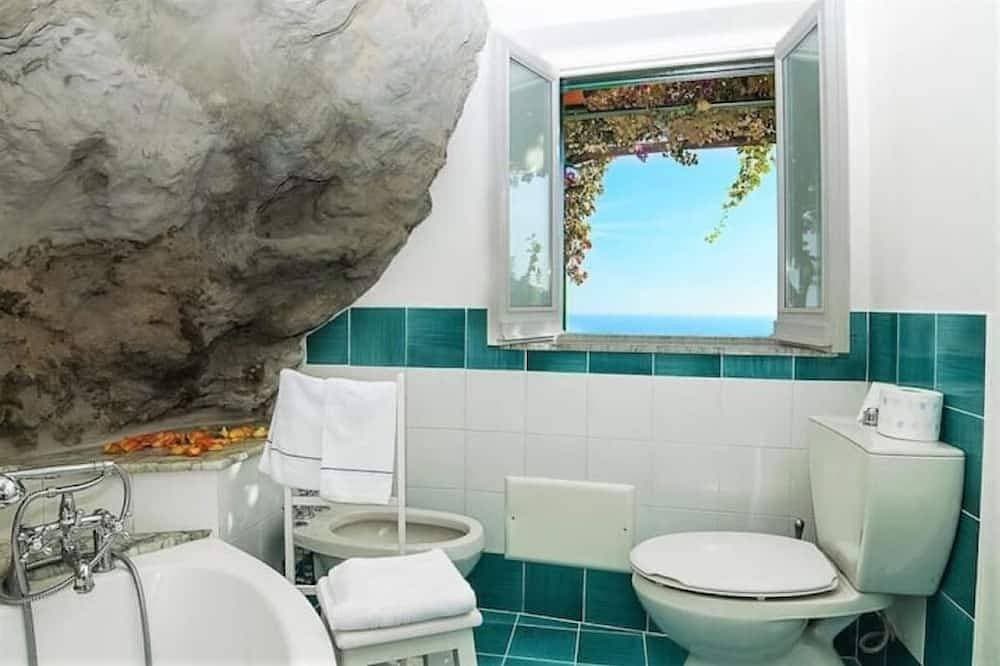 Foto 5 von 28: Honeymoon Amalfi •Private Sea View Terrace -Pet Friendly - Stone Bathroom