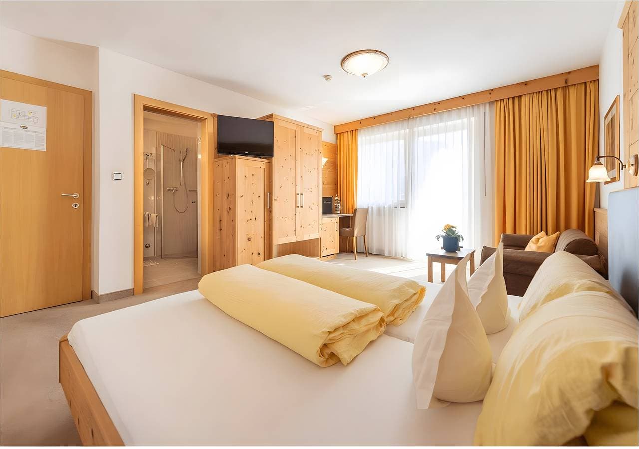 Foto 6 von 21: Zimmer 'Passerblick Silber 1' mit Bergblick, Gemeinschaftspool und WLAN